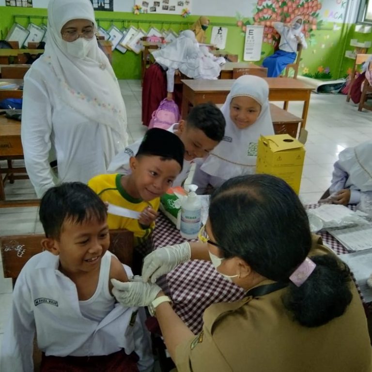 Imunisasi dan Screening Kesehatan Puskesmas Kebumen 3 di MIN 1 Kebumen