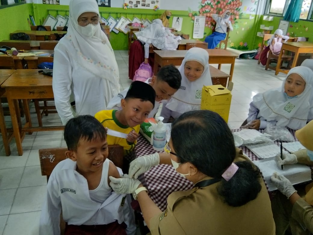 Imunisasi dan Screening Kesehatan Puskesmas Kebumen 3 di MIN 1 Kebumen