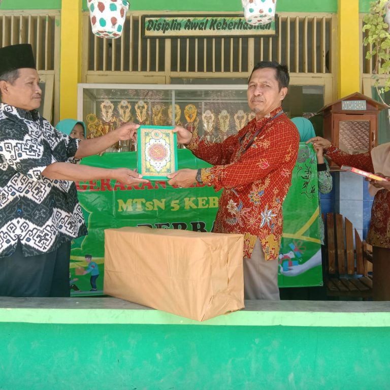 Salurkan Infaq, MTsN 5 Kebumen Berbagi Al Quran