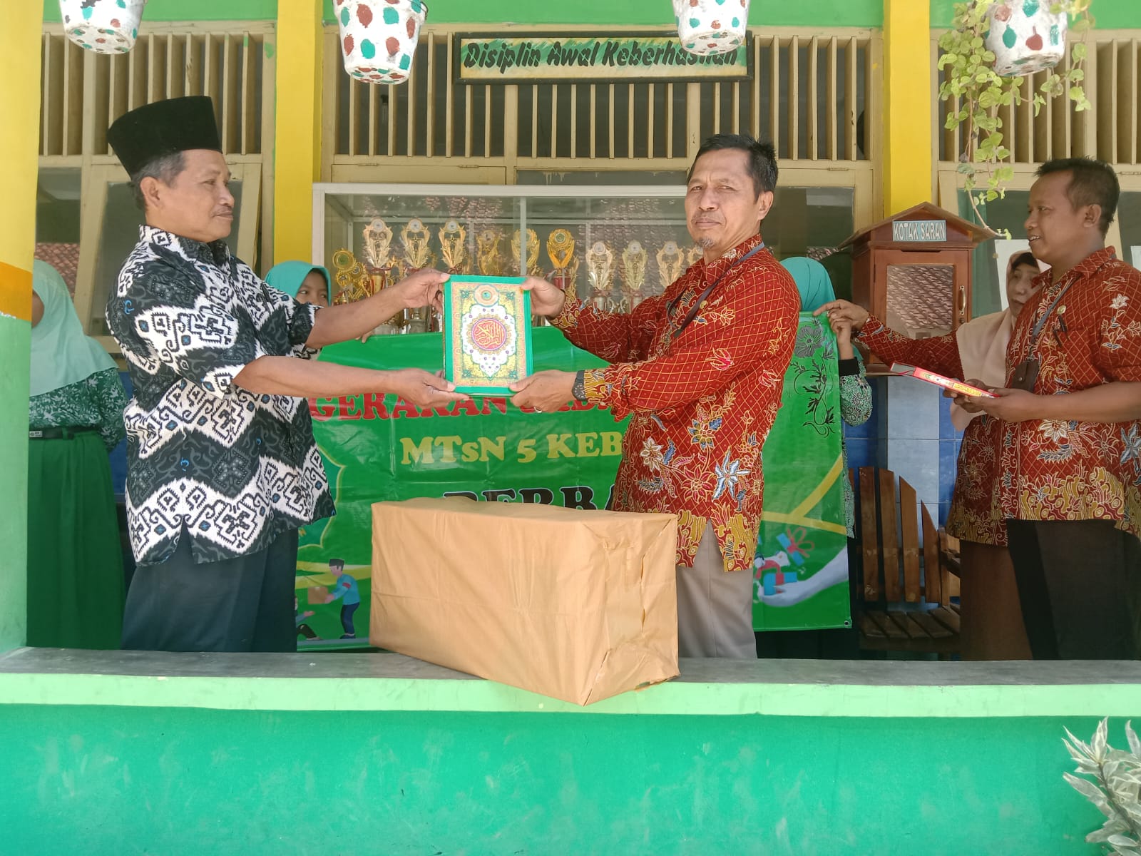 Salurkan Infaq, MTsN 5 Kebumen Berbagi Al Quran
