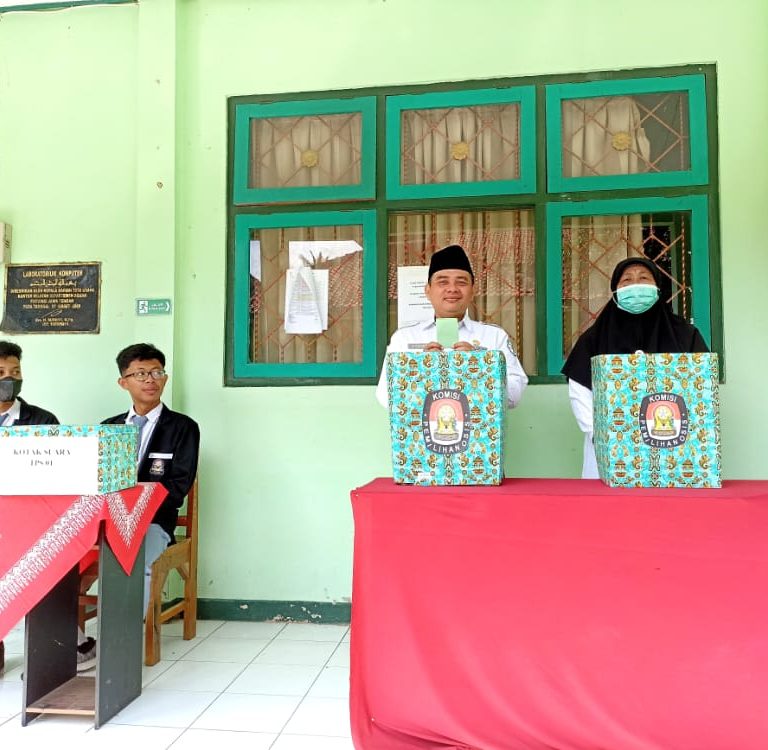 Pemilihan Ketua OSIS MAN 3 Kebumen Berlangsung Demokratis