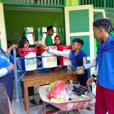 Peduli Lingkungan, MIN 2 Rembang Luncurkan Gerakan Sapu Lidi