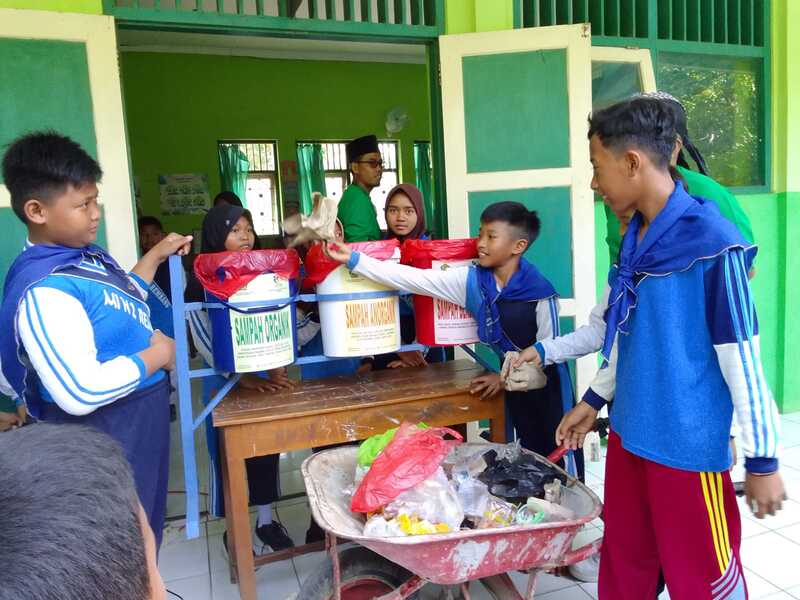 Peduli Lingkungan, MIN 2 Rembang Luncurkan Gerakan Sapu Lidi