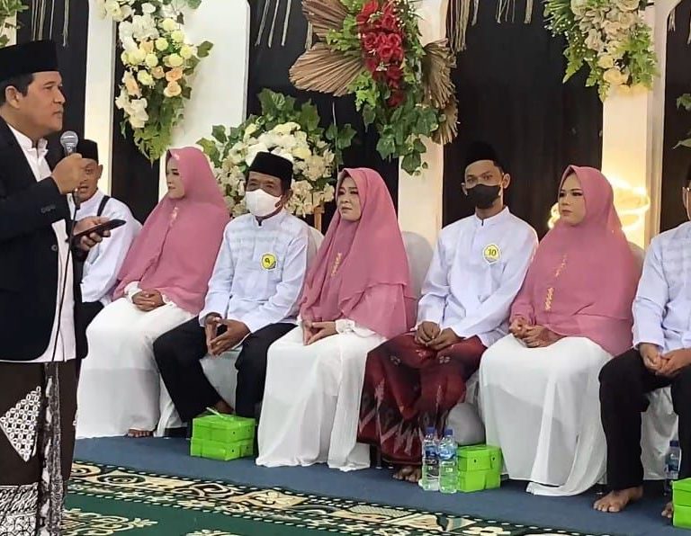 20 Pasang Pengantin Ikut Nikah Maulid di Kanzus Sholawat Pekalongan