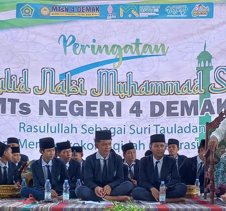 Tumbuhkan Rasa Cinta Generasi Milenial Kepada Rasulullah, MTs N 4 Demak Selenggarakan Peringatan Maulid Nabi Muhammad SAW