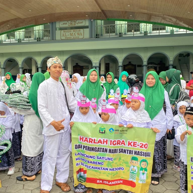 Peringati HSN, IGRA Mejobo Launching Sarung Batik Santri dan Mlaku Bareng