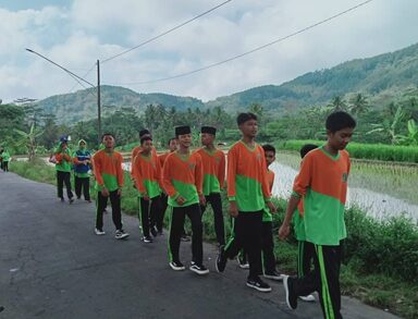 Ratusan Siswa MTsN 2 Magelang Jalan Asyik Sapa Warga