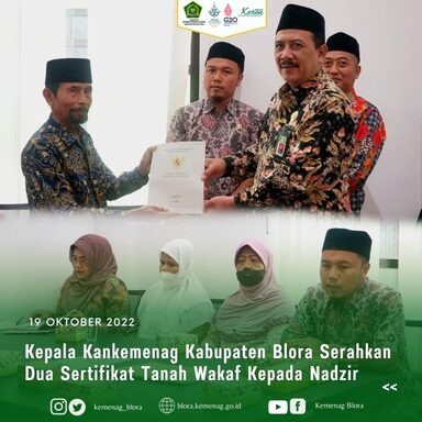 Kepala Kankemenag Kabupaten Blora Serahkan Dua Sertifikat Tanah Wakaf Kepada Nadzir