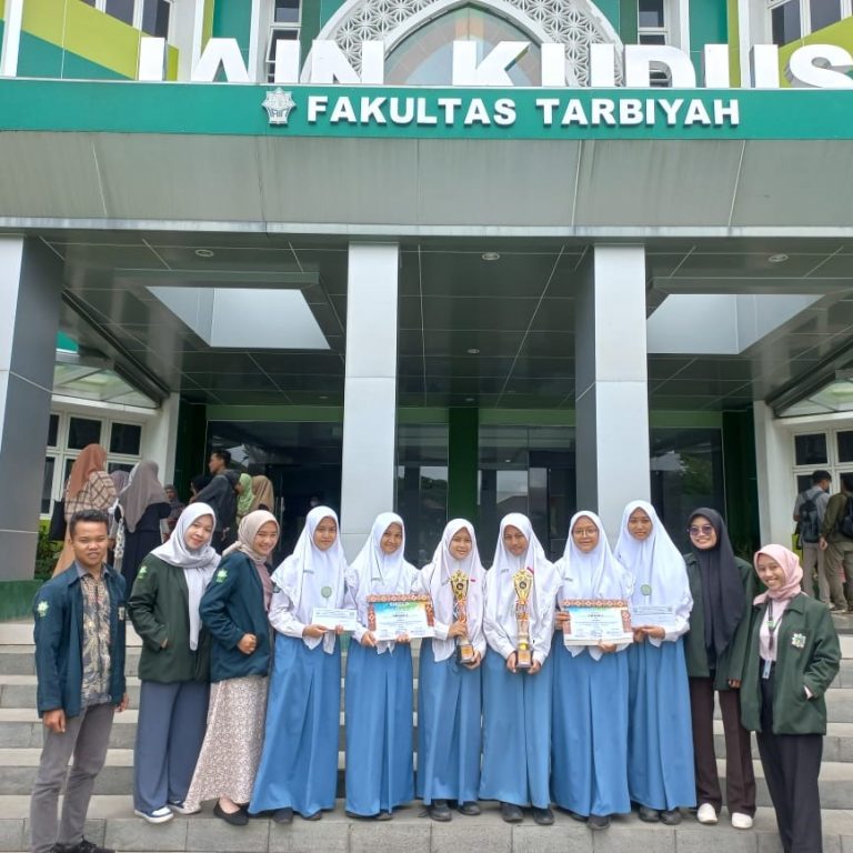 Bersaing dengan Mahasiswa, Tim Riset MAN 1 Kudus Sabet 2 Gelar LKTIN Pekan Raya Perbankan Syariah IAIN Kudus