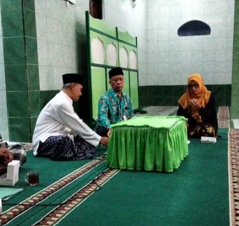 Kepala KUA Kebumen Pimpin Iqrar Waqaf Di Wonoyoso Kebumen