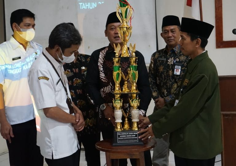 Lomba MAPSI Tingkat SMP, Kepala Kankemenag Kebumen Berikan Piala Bergilir