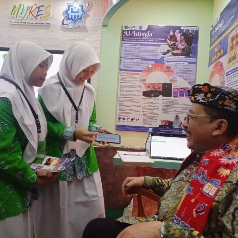 Kunjungan Wakil Menteri Agama RI di Stand MAN IC Kota Pekalongan pada Expo MYRES Tahun 2022