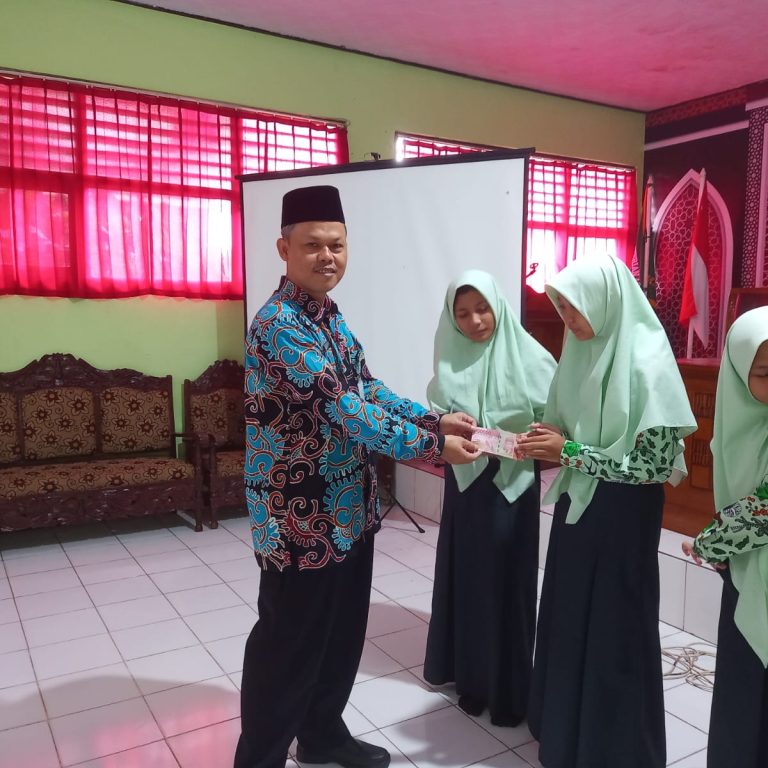 237 Peserta Didik Menerima Zakat Penghasilan dari Guru dan Pegawai MTsN 3 Kebumen