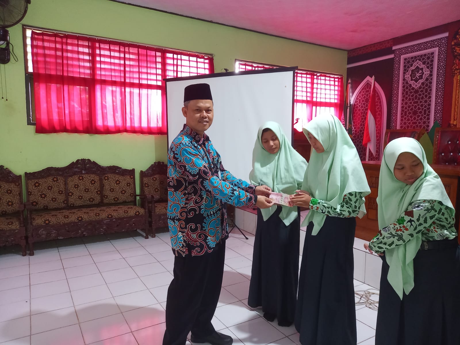 237 Peserta Didik Menerima Zakat Penghasilan dari Guru dan Pegawai MTsN 3 Kebumen