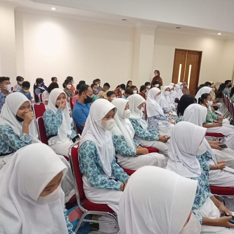 Siswa Madrasah Belajar Kespro dan Bahaya Narkoba bersama DP3AP2KB