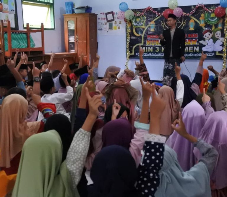 Maulid Al-Barzanji menggema pada peringatan Maulid Nabi Muhammad SAW di MIN 3 Kebumen.