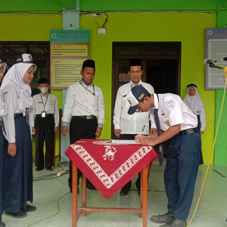 Pelantikan Pengurus OSIS MTSN 5 Kebumen Masa Bhakti 2022-2023