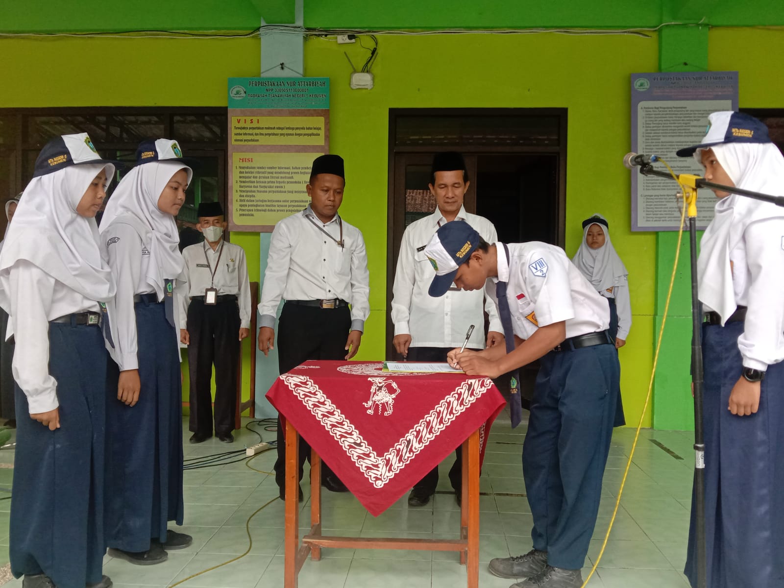 Pelantikan Pengurus OSIS MTSN 5 Kebumen Masa Bhakti 2022-2023