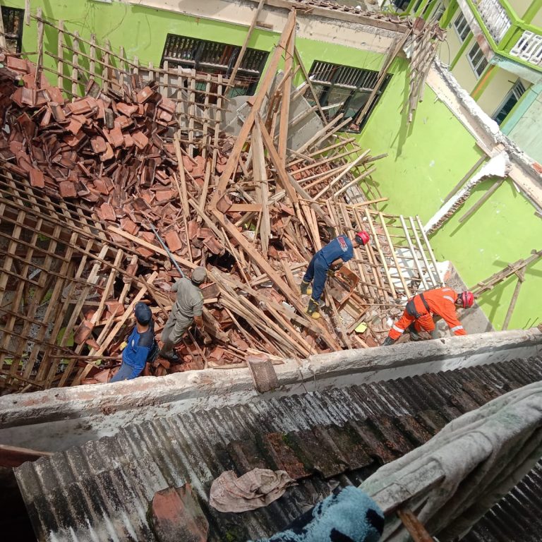 Hujan Lebat Disertai Angin, Atap Gedung MTs. Padureso Roboh, Siswa Belajar Sementara Di Perpustakaan