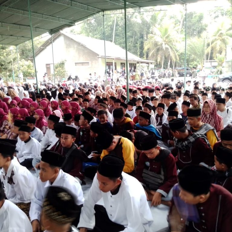 Peringati HSN, Kepala MIN 3 Kebumen Ajak Peserta Didik Ziarah Makam Wali