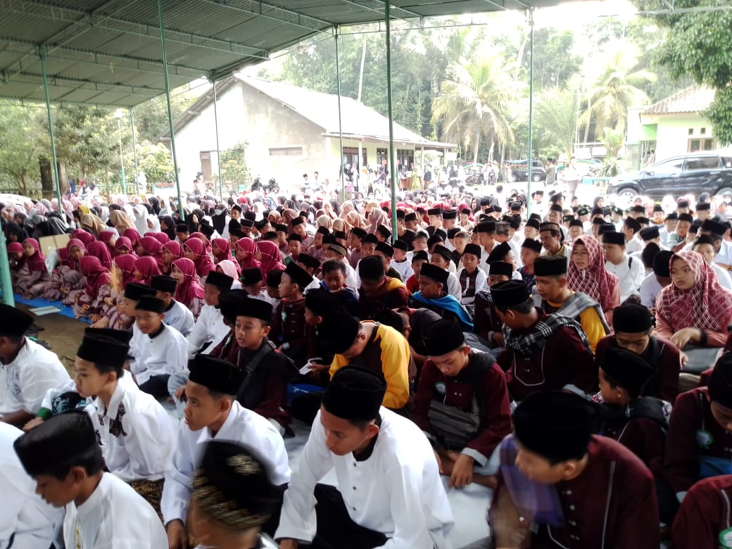Peringati HSN, Kepala MIN 3 Kebumen Ajak Peserta Didik Ziarah Makam Wali
