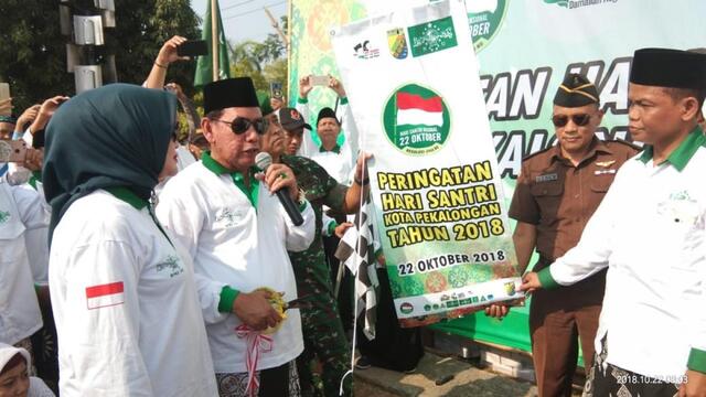 Puluhan Ribu Santri Ikut Apel Bersama dan Jalan Sehat