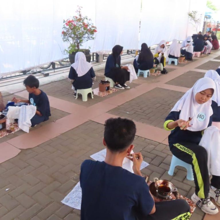 Kembangkan Jiwa Seni, Puluhan Siswa SMP/MTs Ikuti Lomba Membatik
