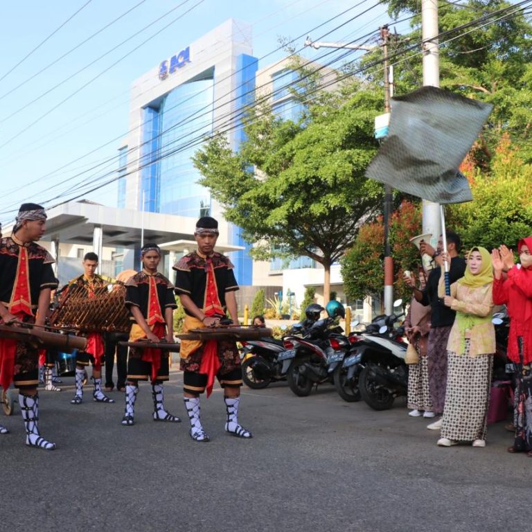 Jalan Sehat Berkebaya Meriahkan Hari Batik