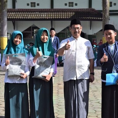 Pembagian Doorprize Sambung Ayat Meriahkan Hari Santri MTsN 4 Magelang