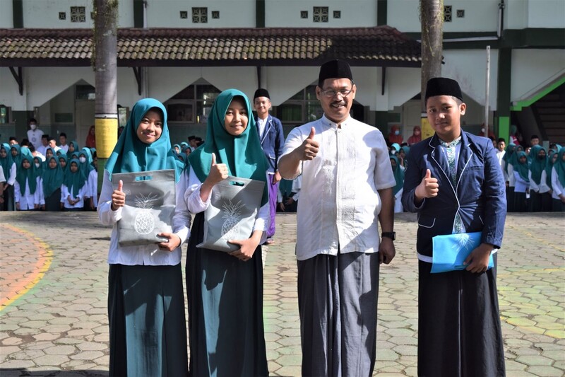 Pembagian Doorprize Sambung Ayat Meriahkan Hari Santri MTsN 4 Magelang