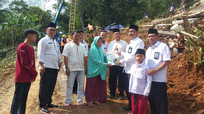 Kakan Kemenag Tinjau Lokasi Tanah Longsor