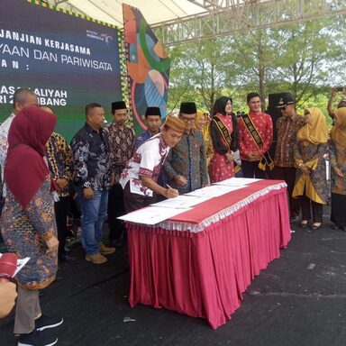 MAN 1 Rembang TandaTangani Dokumen MoU Dengan Dinbudpar Rembang