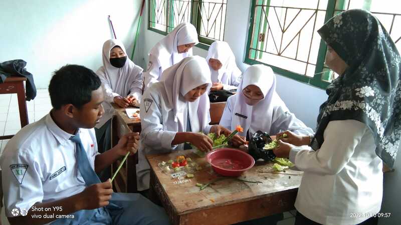 Latih Wirausaha, MAN 1 Rembang Gelar Pelatihan Pembuatan Garnis