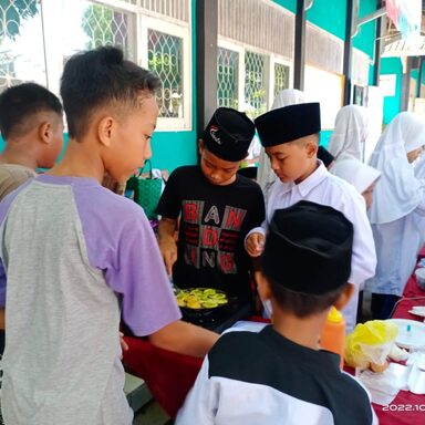 Pupuk Kewirausahaan sejak dini, MIN 1 Rembang Gelar Bazar