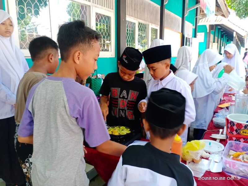 Pupuk Kewirausahaan sejak dini, MIN 1 Rembang Gelar Bazar