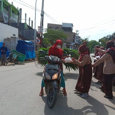 Peringati Hari Santri, Pramuka MIN 1 Rembang Berbagi
