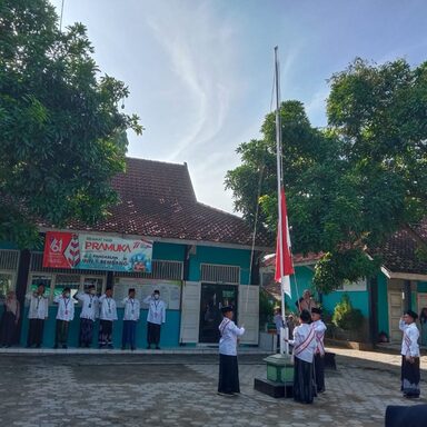 Lagu Yalal Waton Iringi Upacara Hari Santri di MIN 1 Rembang