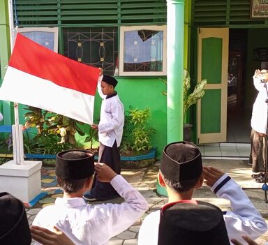 Peringati Hari Santri, MIN 2 Rembang Gelar Upacara dan Pawai