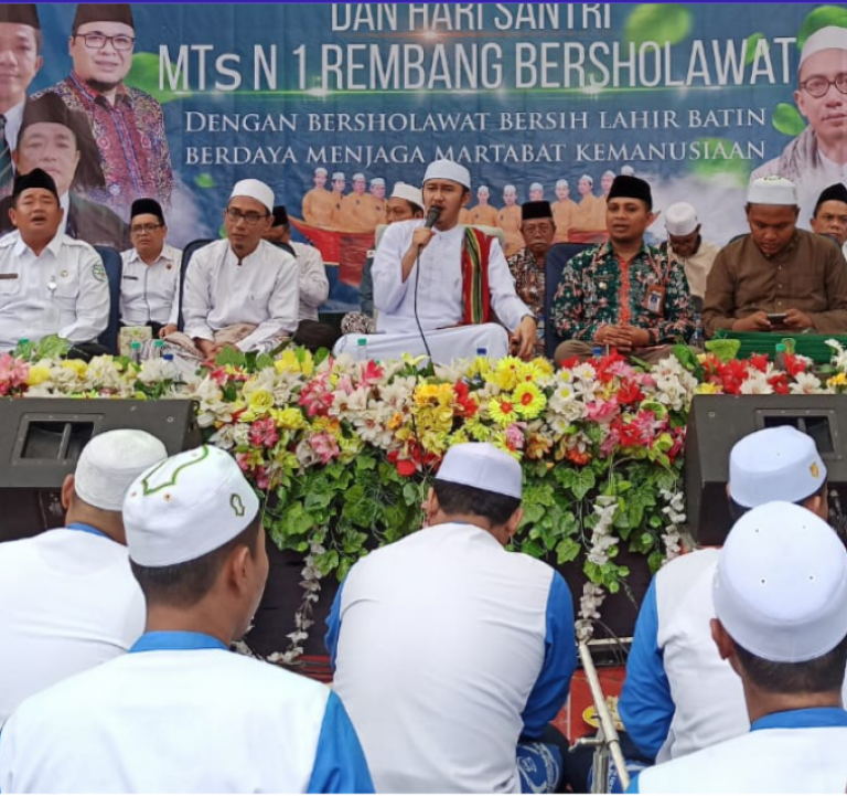 Ratusan Siswa MTsN 1 Rembang Ikuti Gema Sholawat Maulid Nabi