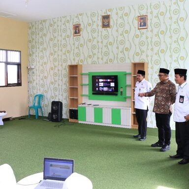 Tingkatkan Mutu Pendidikan, Kakanwil Kemenag Jateng Resmikan Kelas Digital MTsN 3 Banjarnegara