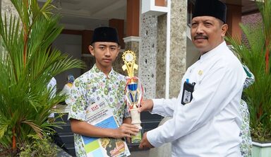 Kakan Kemenag Serahkan Piala Bagi Sang Juara
