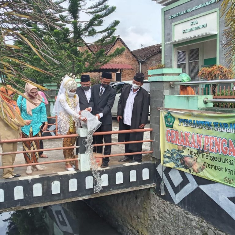 Sukseskan Gerakan Kantin Cumi, Pengantin Tebar 500 Bibit Ikan
