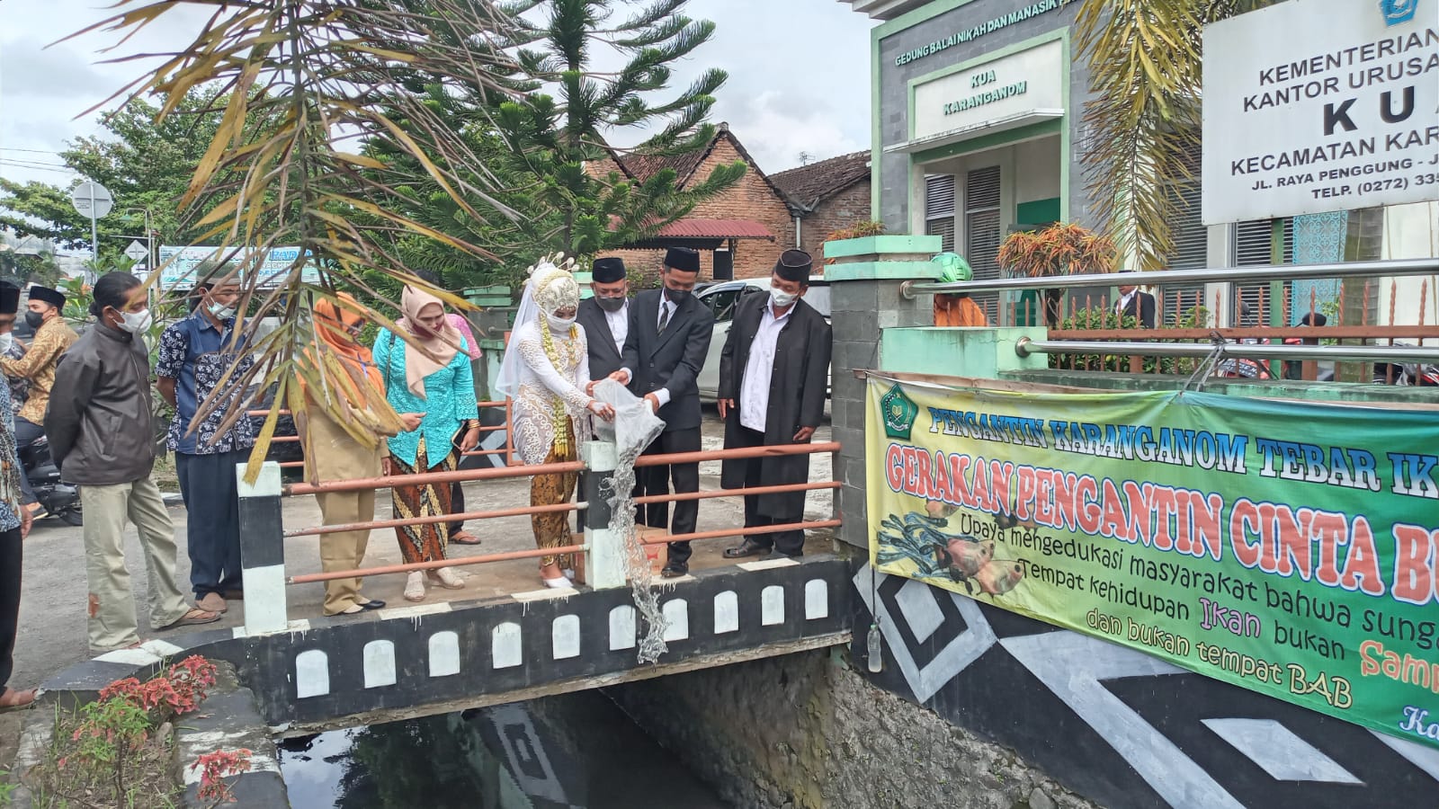 Sukseskan Gerakan Kantin Cumi, Pengantin Tebar 500 Bibit Ikan