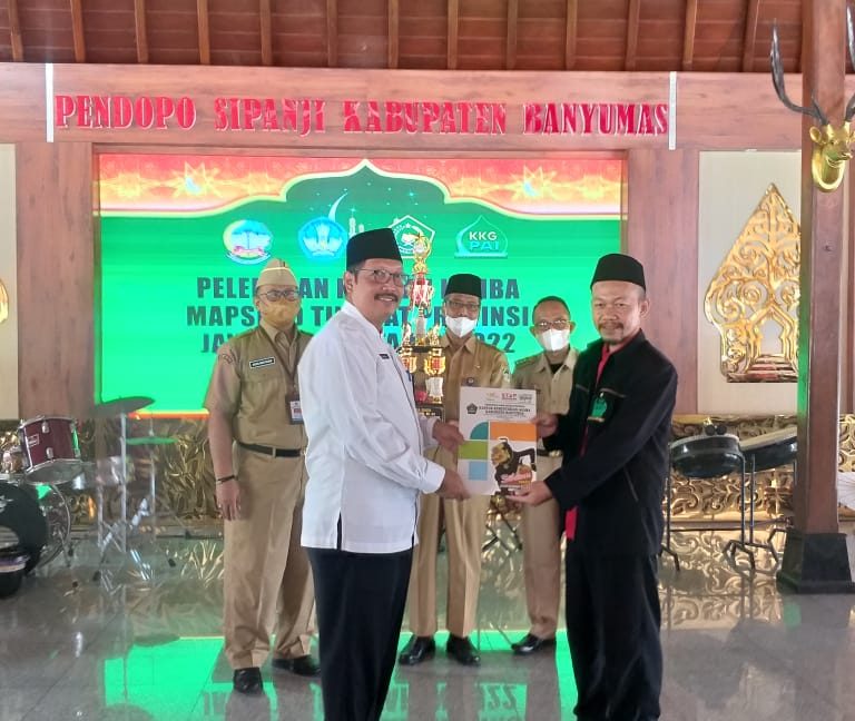 Kakan Kemenag Serahkan Bantuan Untuk Kafilah MAPSI Maju Ke Tingkat Provinsi