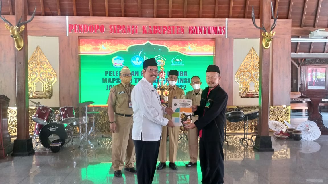 Kakan Kemenag Serahkan Bantuan Untuk Kafilah MAPSI Maju Ke Tingkat Provinsi
