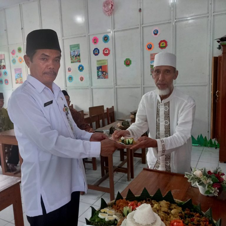 Selamatan Pemasangan Kerangka Atap Ruang Kelas Baru MIN 1 Kebumen