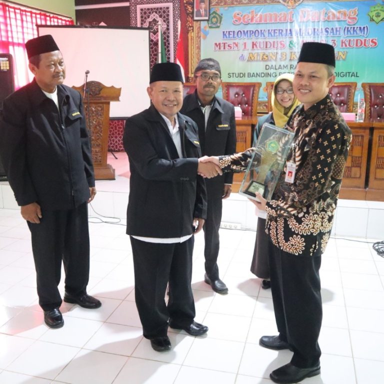 <strong>MTsN 3 Kebumen Terima Kunjungan Studi Banding Pengelolaan Perpustakaan Digital KKM MTs  1 Kudus</strong>