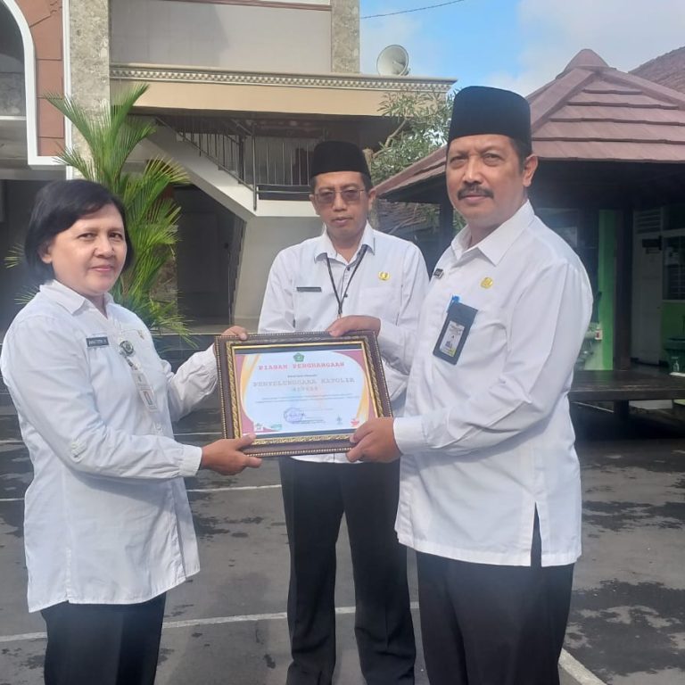 Kakan Kemenag Serahkan Reward Bagi Satker  Yang Berprestasi