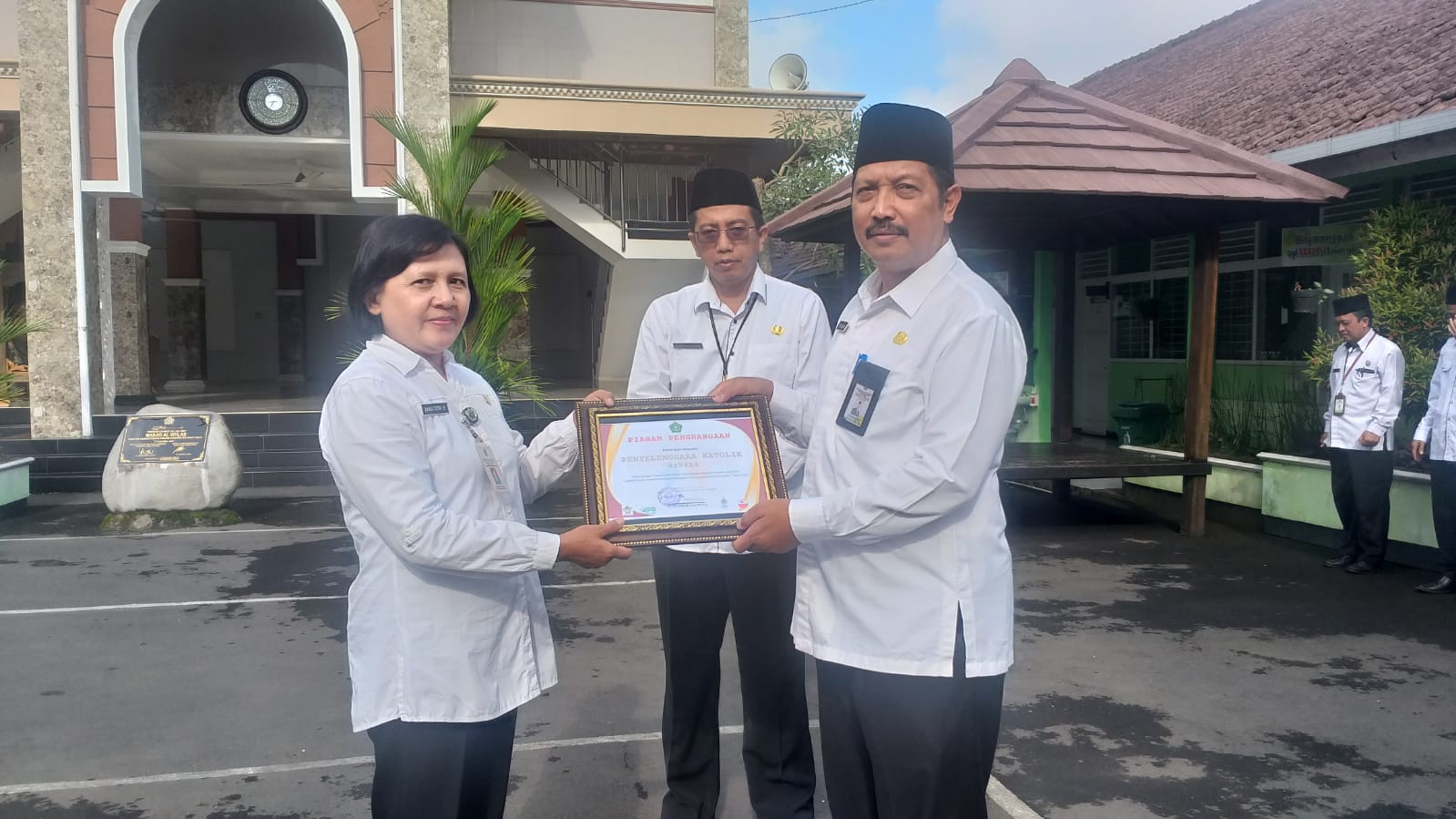 Kakan Kemenag Serahkan Reward Bagi Satker  Yang Berprestasi