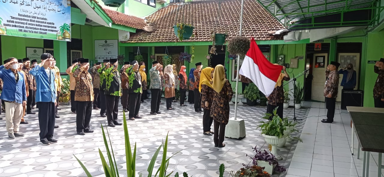 <strong>Kasubbag TU Sarif Hidayat Ajak Jajarannya Menjadi Pahlawan</strong>